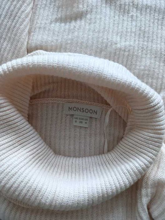 Cienki beżowy sweterek z wykładanym golfem classic s