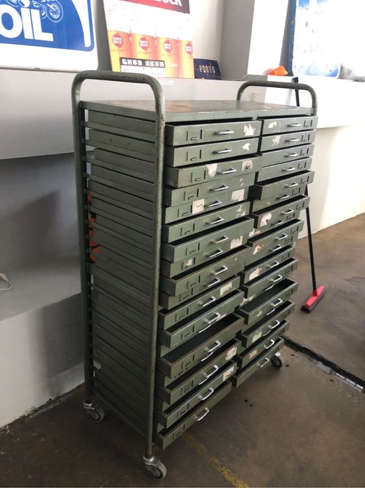 Móvel industrial em metal com gavetas