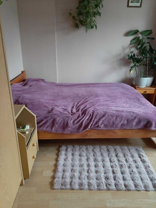 Łóżko drewniane o wymiarach 200 na 220 i materac