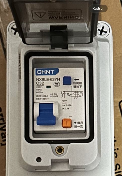 Zewnętrzne gniazdo  z zabezpieczeniem Trzy otwory 220 V/10 A