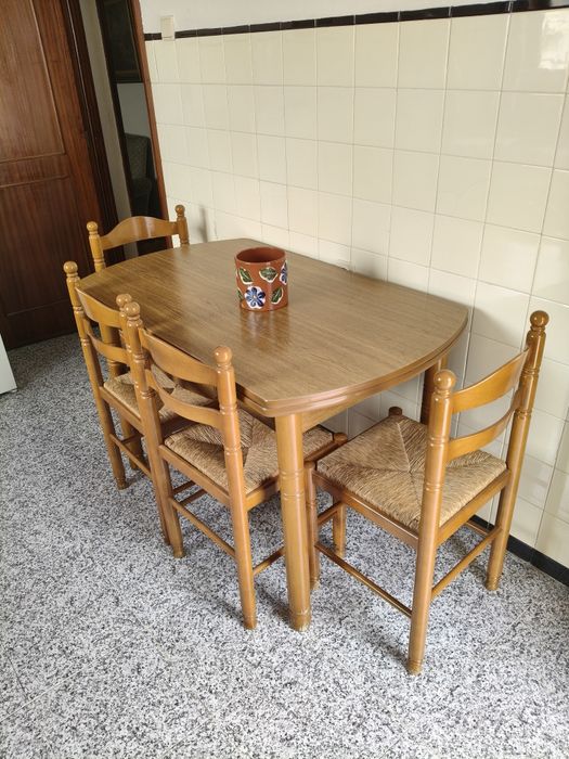 Mesa de cozinha e 4 cadeiras