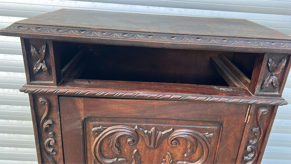 Fabuloso móvel em madeira de mogno antigo, entalhado.