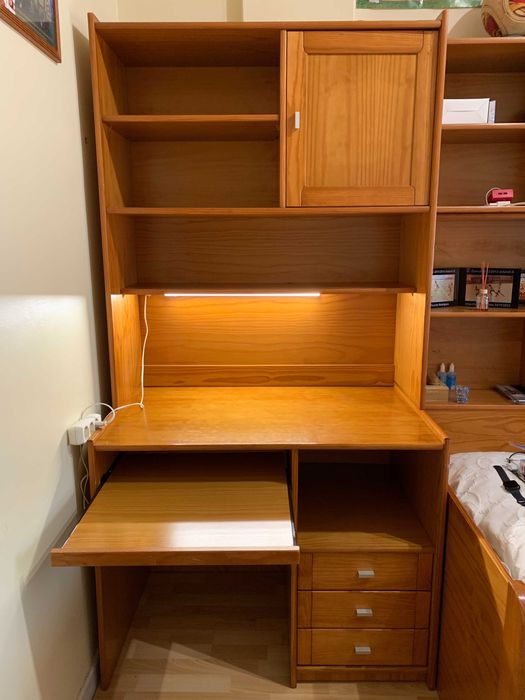 Conjunto de Quarto em Madeira Maciça – Cama, Secretária e Estante