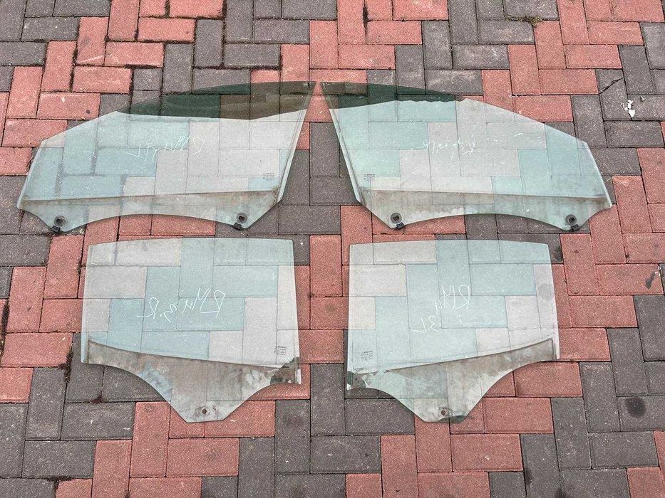 Скло дверей Renault Megane 4