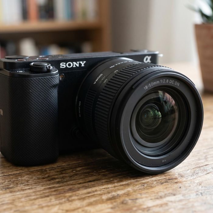 Camera Sony ZVE-10 + Sigma 18-50mm, Filtro ND, Bateria e Acessórios