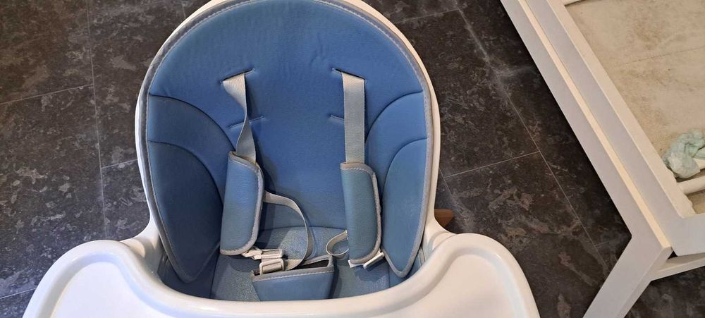Chaise haute état neuf pour bébé en bois.