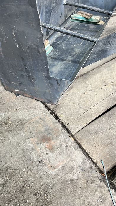 Бункерна кормушка свиням