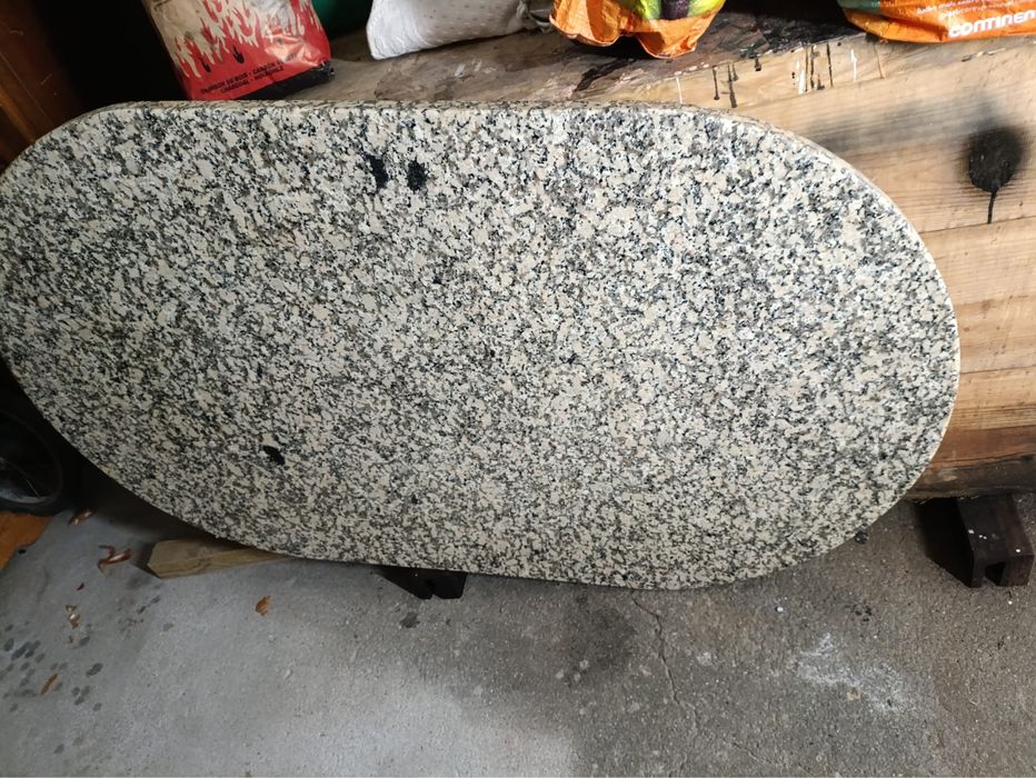 Mesa de madeira com tampo de pedra