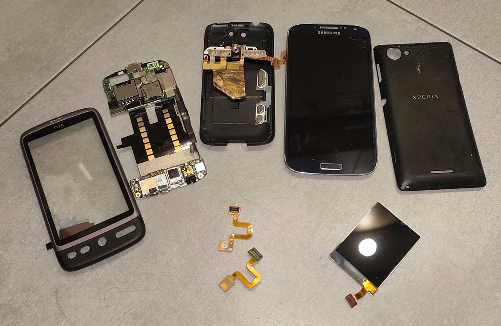 Duży zestaw telefonów Nokia, Sony Ericsson, baterie, ładowarki