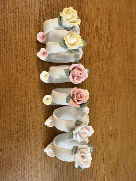 Porcelanowe obrączki z różami na serwetki