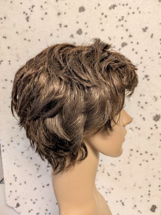 Peruka Krótkie włosy – fryzura bob/pixie, elegancka, ładnie ułożona.