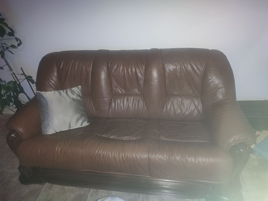 sofás castanhos em pele