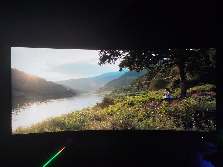 Monitor Curvo AOC e Monitor plano ASUS