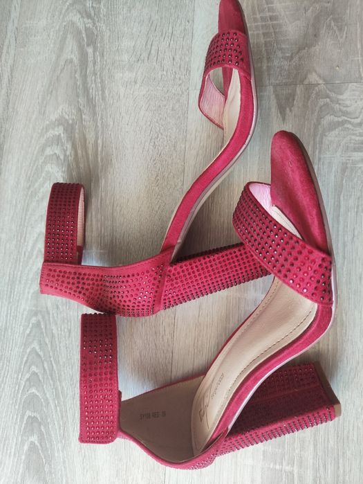 Czerwone buty na słupku