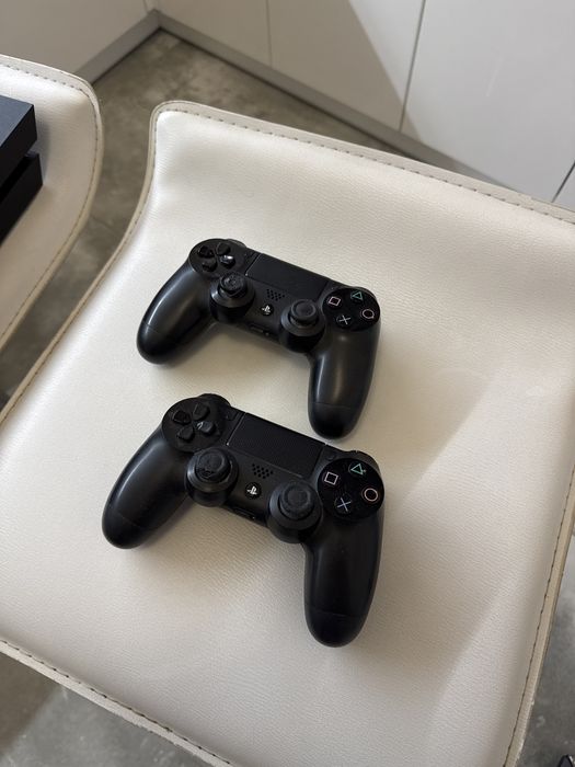 Playstation 4 500GB 2 pady plus Wiedzmin 3 Dziki Gon