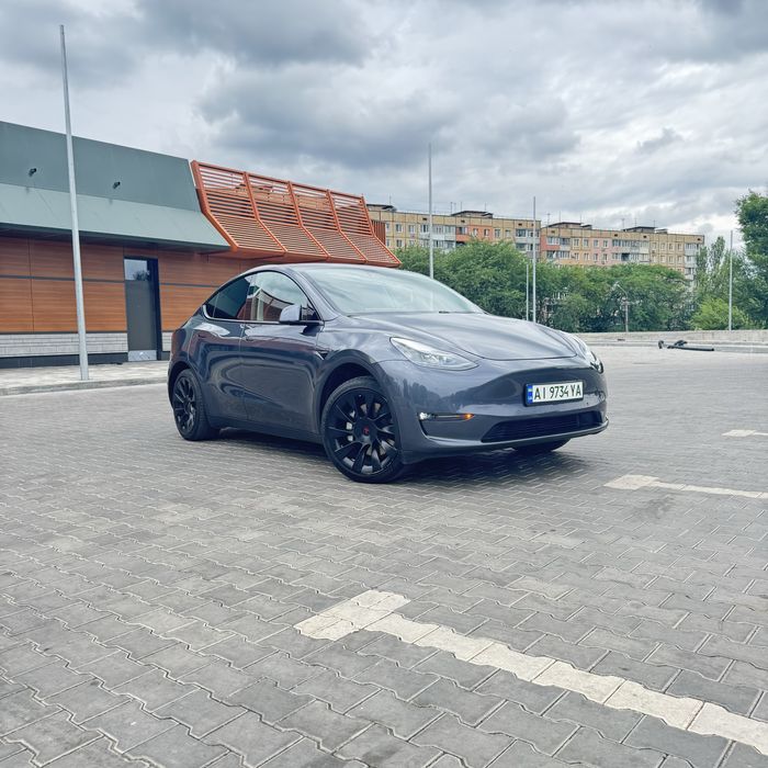 Tesla Model Y dual motor електричний авто автомобіль