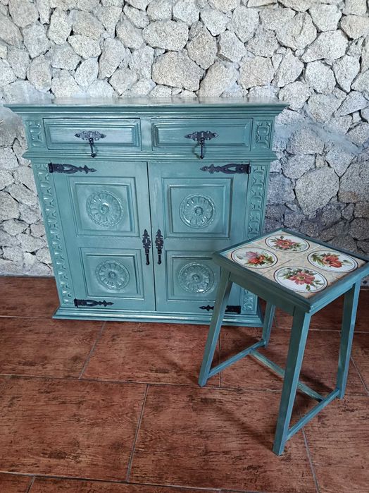 Móvel antigo  com mesa de apoio