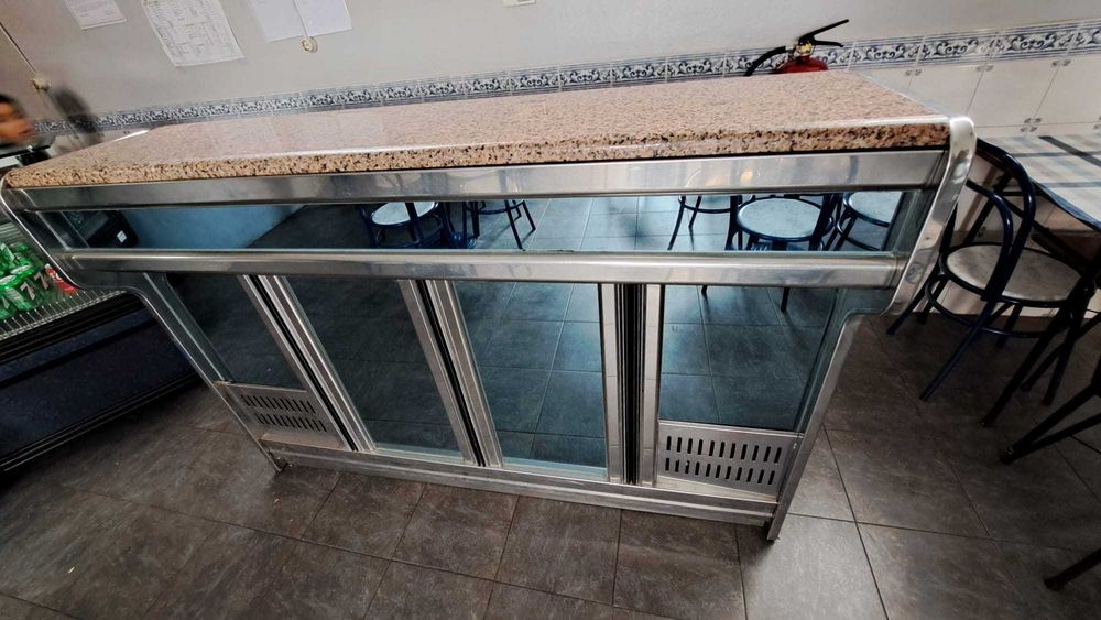 Refrigerated counter [minor damage]64188190684035121