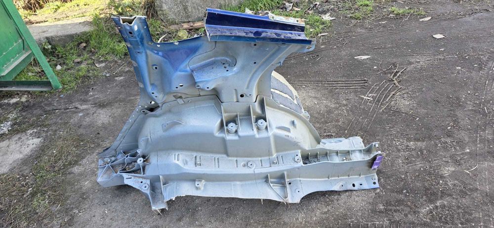 Четверть права (є також ліва), без фільонки крила, тесла модель Y