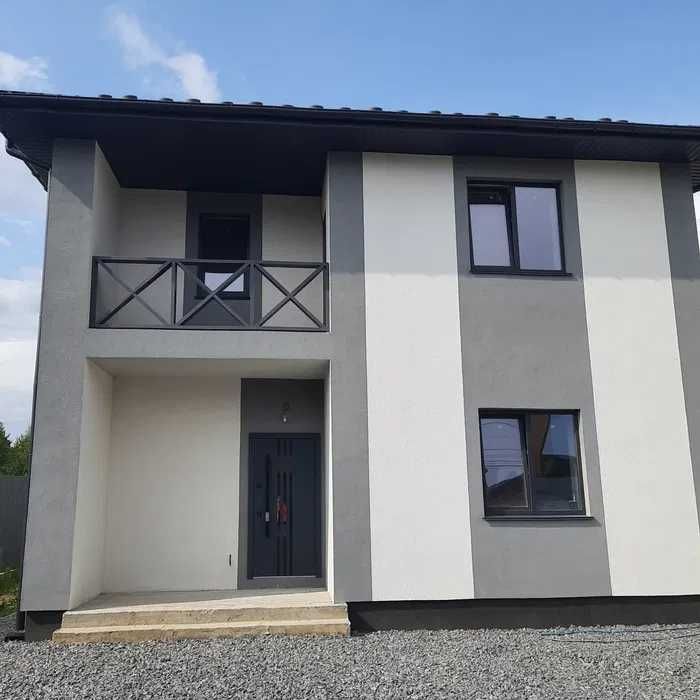 родається сучасний двоповерховий будинок у Гореничах