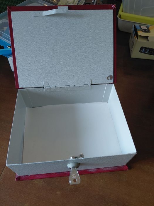 Livro cofre com chave