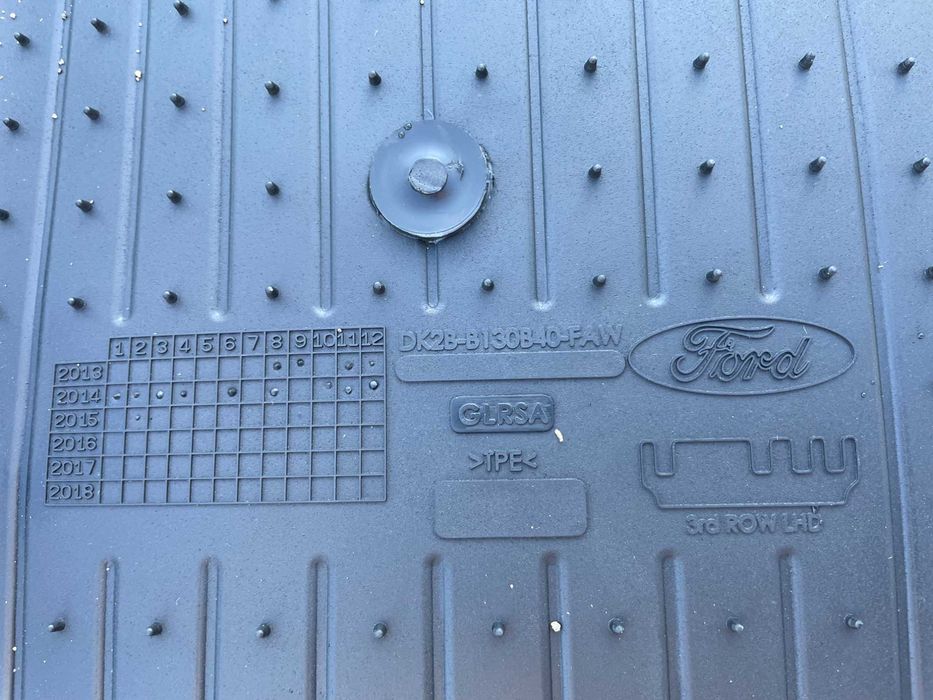 Dywanik gumowy tył Ford Transit Costum 3 rząd