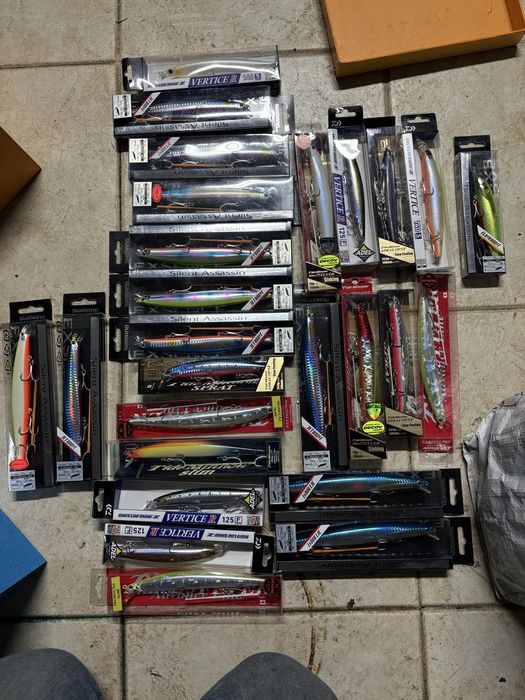 Faca rapala nova e amostras novas nas caixas