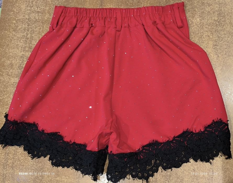 Fajne czerwone spodenki z cekinami i koronką