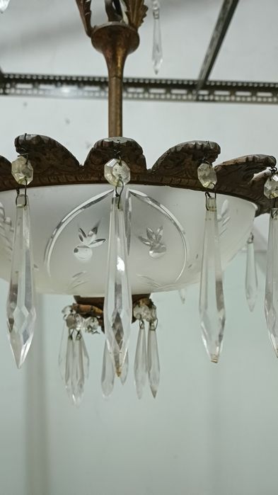 Candeeiro antigo de teto com pingentes