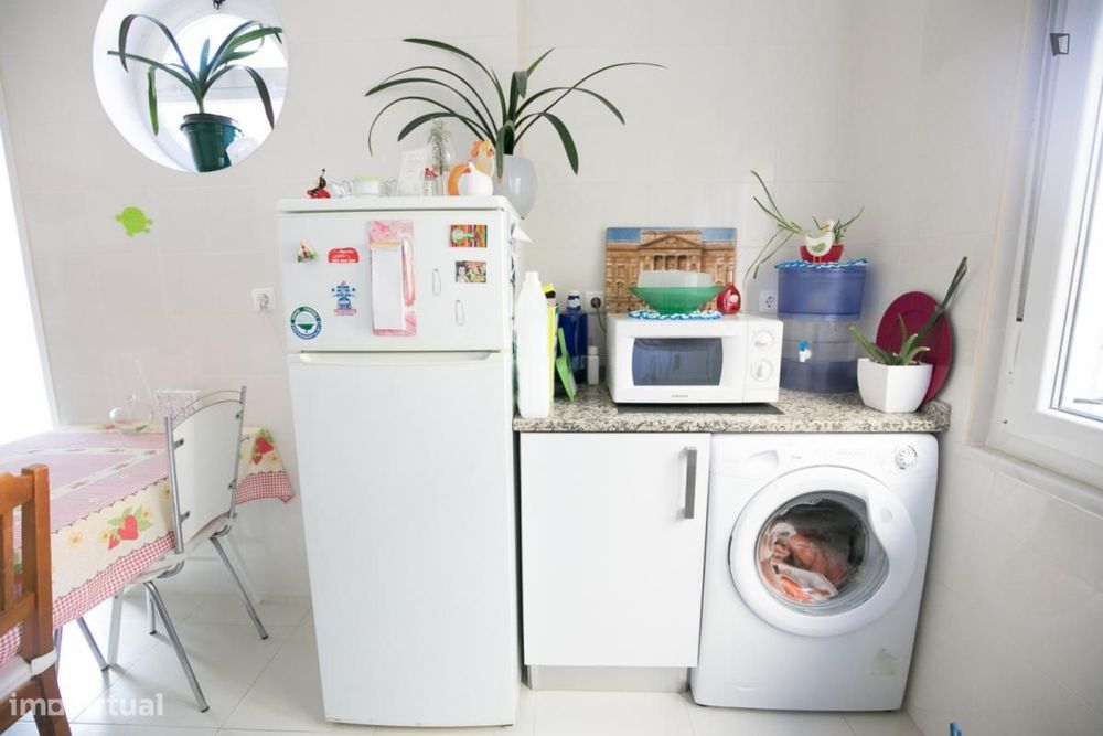 Quarto - localizado em Campolide Lisbon