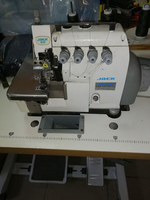 Оверлок п'ятинитковий