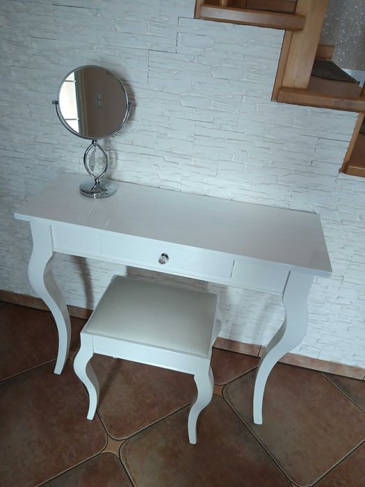 Piękna konsola toaletka biała lakierowana z taboretem