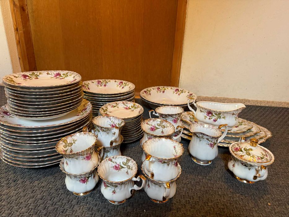 Zastawa porcelanowa Chodzież - 68 sztuk