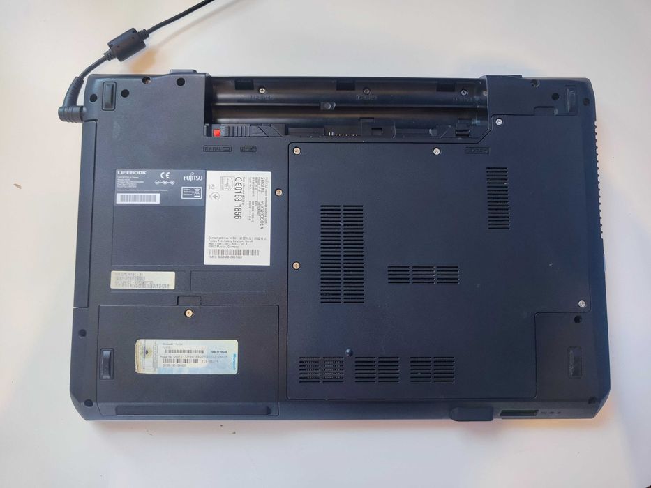 Laptop Fujitsu A532 i3 8 GB RAM 120 GB SSD Win 11