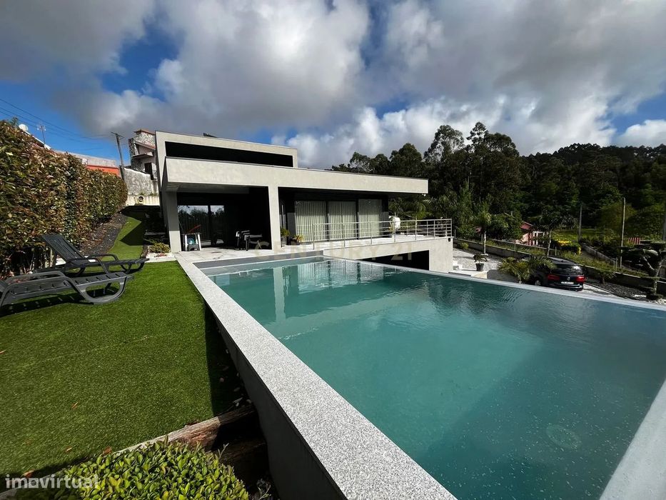 Luxuosa Moradia com Piscina em Vila Franca - Oportunidade Única