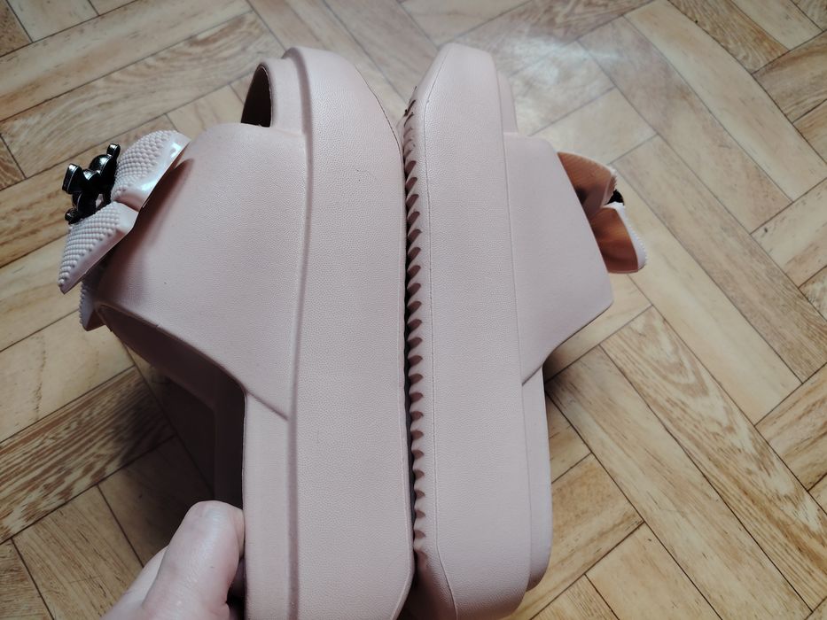 Modne klapki wyższa podeszwa