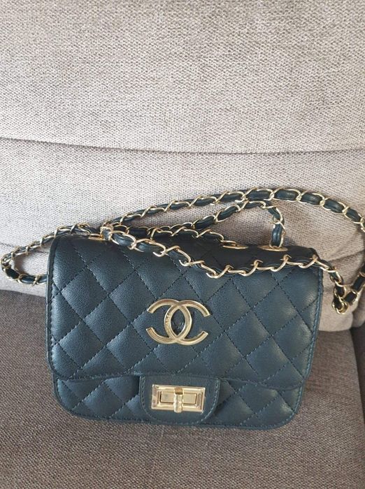 Mała torebeczka czarna listonoszka pikowana nowa