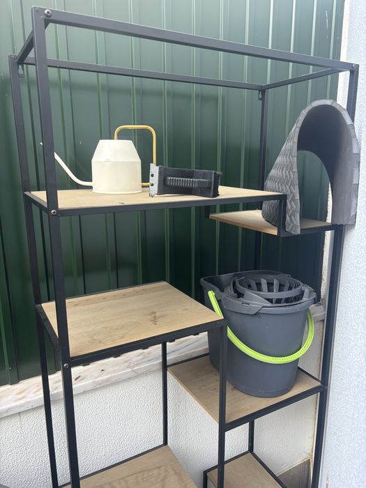 estante decorativa de metal preto e prateleiras madeira