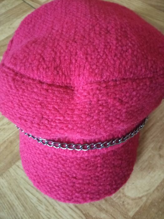 kaszkiet czerwony z łańcuszkiem