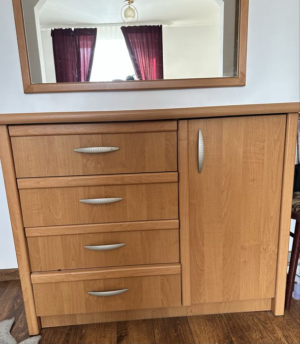Комод з дзеркалом