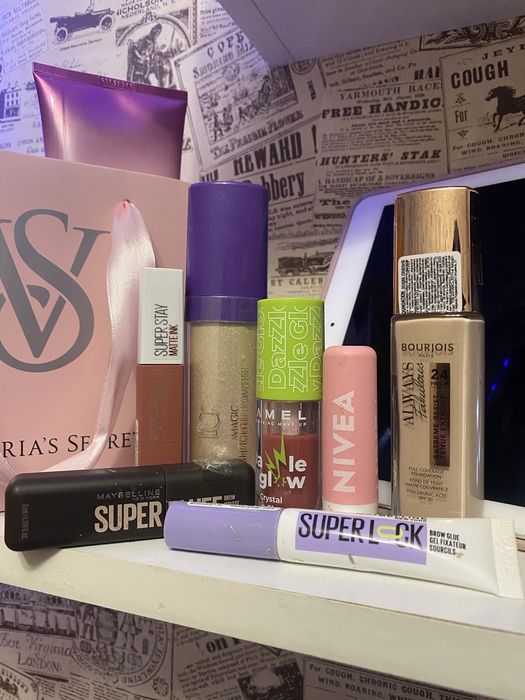 Косметика гуртом. Maybellin. Помада стійка. Тональний bourios