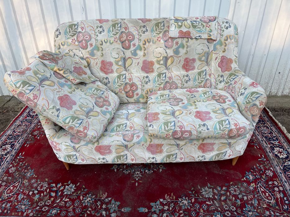 stara ładna sofa .