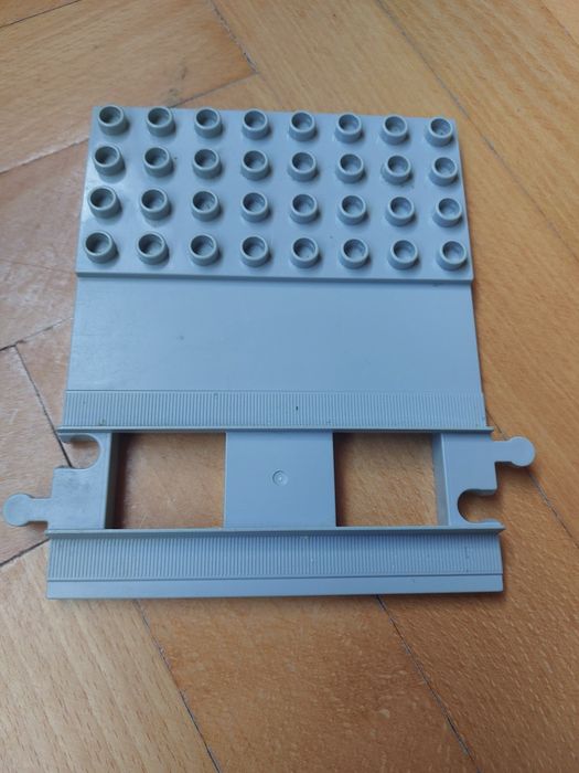 Przejazd  kolejowy peron lego duplo kolejka że szlabanami