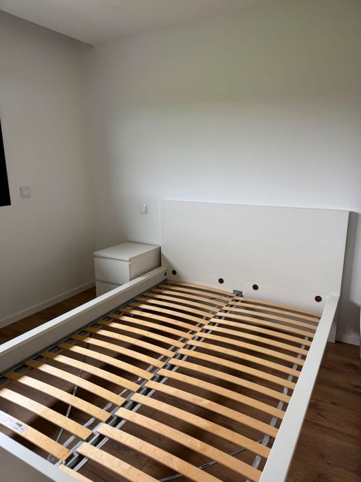 Cama MALM com mesa de cabeceira