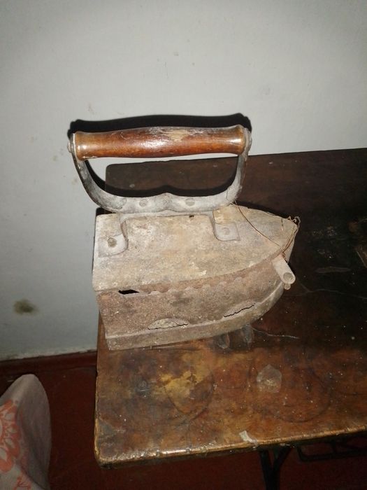 Ретро утюг старинный