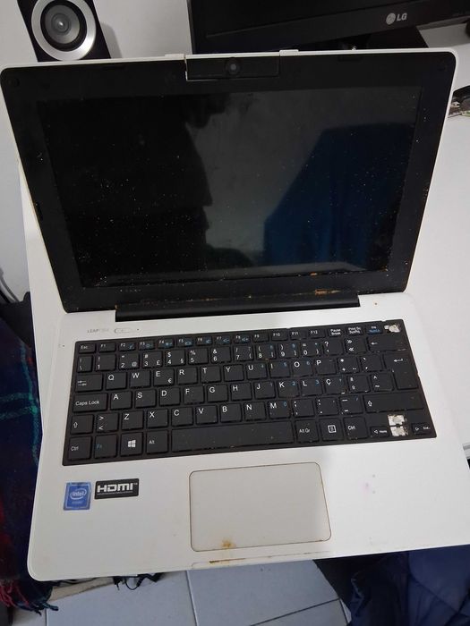 Portatil falta teclas sem carregador , com memoria 4gb ddr4 e disco ssd, nao sei se funciona