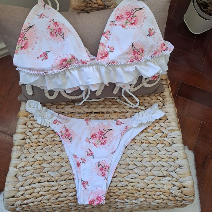 Bikinis L como novos padrões print animal e flores rosa