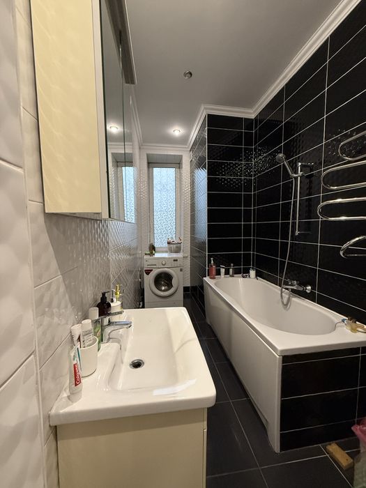 Продам 3-х кімнатну центр