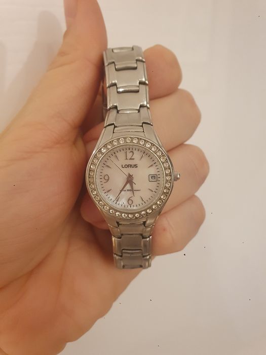 Elegancki damski zegarek Lorus na bransoletce