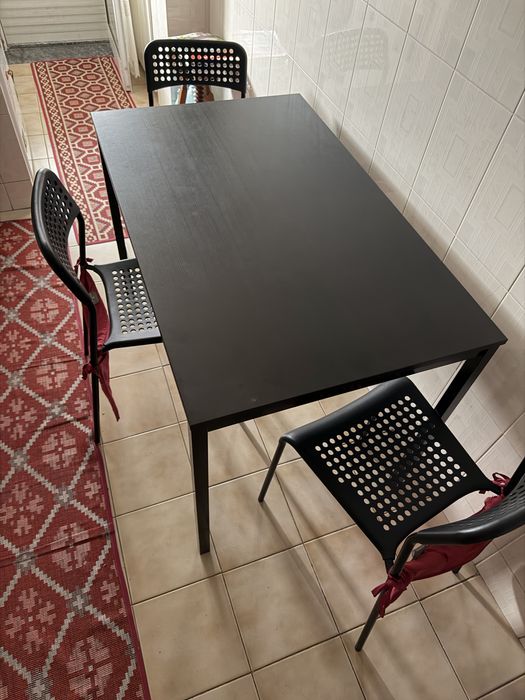 Mesa e cadeiras